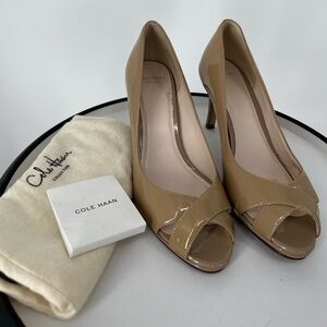 COLE HANN NUDE PATENT LEATHER HEELS PUMPS CLASSIC ELEGANT SLIP‎ ONS